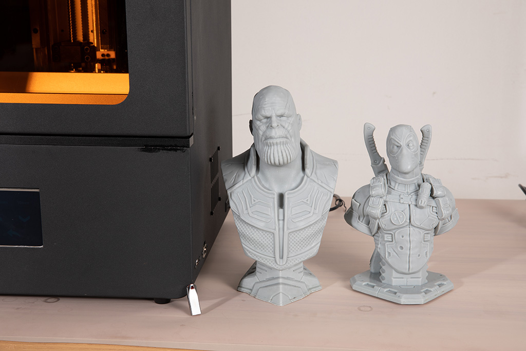 Фигурки возле 3D принтера
