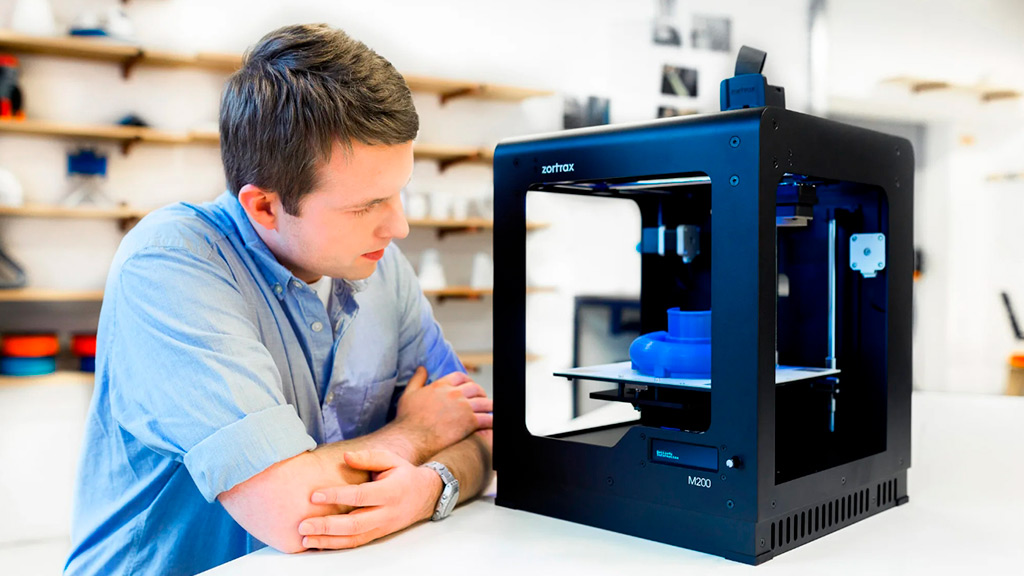 Мужчина и 3D принтер
